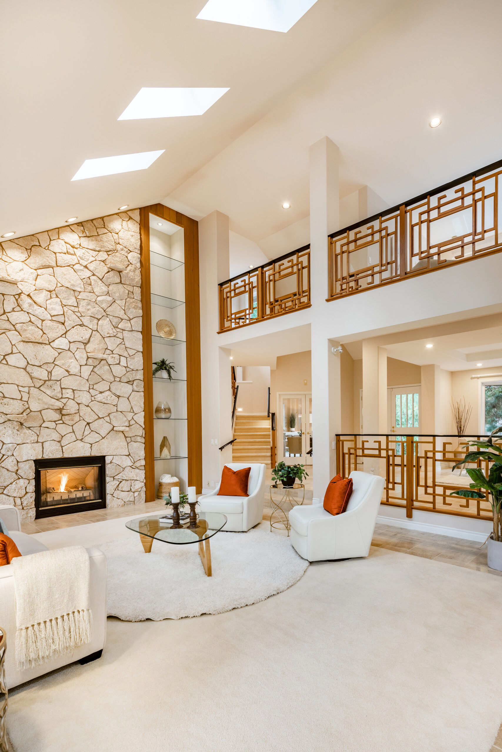 Living room with two-story lattice gallery